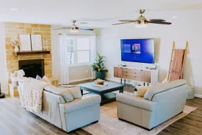 Relax - Private Hot Tub, Yard, Chic 3 BR - Image 4