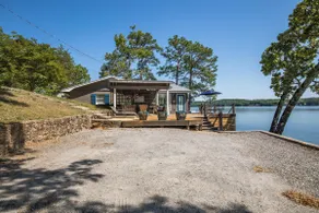 A Point to Happiness at Lake Martin, sleeps 9! - Image 2