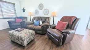Cowboy Ranch Shopping Dog Friendly Private Yard - Image 3