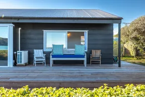 Driftwood Beach House with Spa Pool - Absolute Beachfront! - Image 3