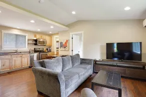 Private, sweet 2 bedroom cottage near hospital - Image 2