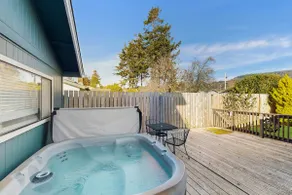 Beautiful oceanview home with enclosed yard, washe - Image 5