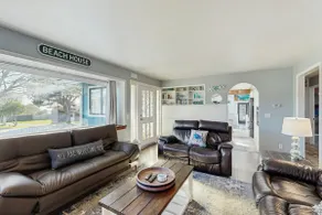 Beautiful oceanview home with enclosed yard, washe - Image 4