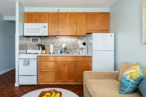 ”Beachcomber” Studio w/FREE Parking & Full Kitchen - Image 3