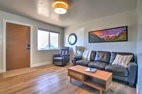 Contemporary 2-BR Townhome w/ Free Wifi, Pet Friendly - Image 5