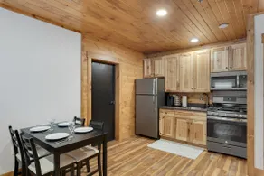 Jacuzzi, Fireplace, King Bed & Hardwood - Hickory - Image 4