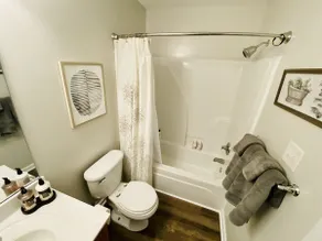 Modern & Cozy ~ 5* Location, Pets Welcome, Plenty - Image 3