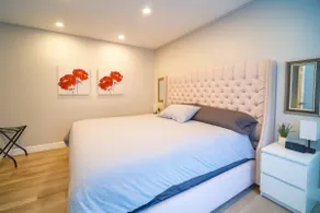 Hamilton Oasis|Luxe Beds and Fireside Autumn Stay - Image 3