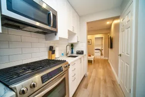 Hamilton Oasis|Luxe Beds and Fireside Autumn Stay - Image 2