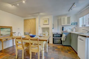 Dog-Friendly Cottage Near the Beach - Image 3