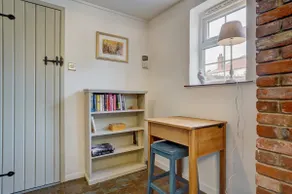 Dog-Friendly Cottage Near the Beach - Image 4