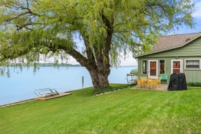 Willow Tree Cottage: Waterfront on Suttons Bay - Image 3