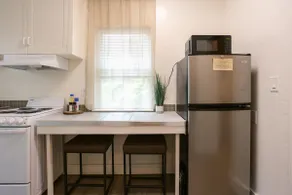 King Bed Studio | Downtown | Parking Included - Image 4