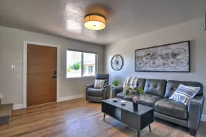 Modern 2-BR townhome w/ fast Wi-Fi - Image 2