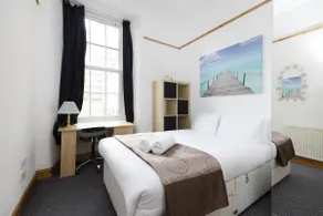 JOIVY 3 bed flat in Old town, close to Grassmarket - Image 3