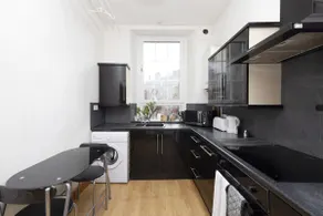 JOIVY 3 bed flat in Old town, close to Grassmarket - Image 2