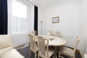 JOIVY 3 bed flat in Old town, close to Grassmarket - Image 5