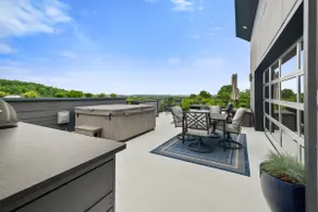 Fayetteview Rooftop Balcony Hot Tub 5 Min to DT - Image 2