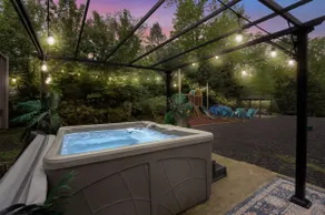 Autumn Getaway: Lakefront + Sauna + Jacuzzi - Image 3