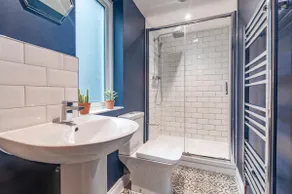Luxurious Large Townhouse in the Heart of Barbican - Image 5