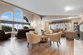 Harbor View! Walk Out The Door Into Downtown Lex! - Image 4