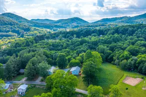 Newly remodeled luxury cottage with mountain views - Image 5