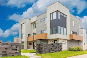 Modern Townhouse, Perfect STL Stay - Image 2