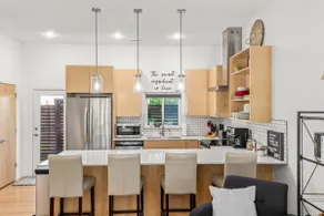 Modern 2BR Townhome Near U of A & Dickson St – Free Parking! - Image 4