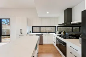 Upscale Family Retreat Just 5 Min Walk to Beach - Image 3