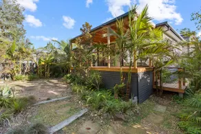 Luxury Getaway in a Statement Home Steps to Beach - Image 5