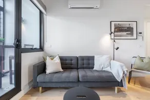 Modern Apartment near Vibrant Swan Street - Image 5