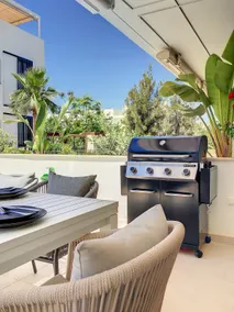 Modern, large terrace, swimming pool and barbecue - Image 5