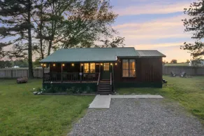 2Br Cabin with hot tub, BBQ, 55\" Smart TV, W/D. - Image 3