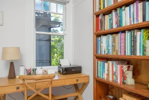 Courtyard Gallery: Character-filled Bayside Living - Image 5