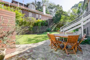 Courtyard Gallery: Character-filled Bayside Living - Image 4