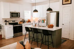 Modern 4BR Getaway by MHM Luxury Properties - Image 2