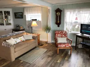 Sunrise Cottage w Covered Deck and Hot Tub - Image 4