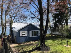 Sunrise Cottage w Covered Deck and Hot Tub - Image 3