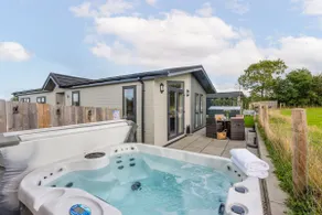 Daisy Lodge, 6 Roadford Lake Lodges - Image 3
