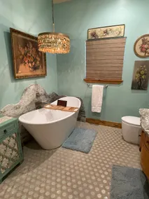 Queen Anna | Private hot tub, walk to Midtown! - Image 3
