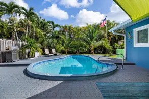 Trendy 3-bedroom villa with saltwater pool and yard - Image 3