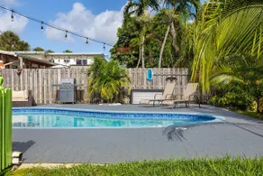 Trendy 3-bedroom villa with saltwater pool and yard - Image 5