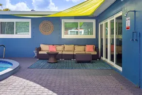 Trendy 3-bedroom villa with saltwater pool and yard - Image 4