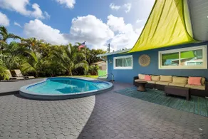 Trendy 3-bedroom villa with saltwater pool and yard - Image 2