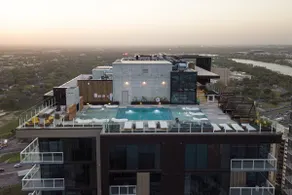 Breathtaking Views & Rooftop Pool | Rainey Street - Image 4