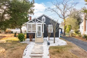 Cozy Pet-Friendly Beach Cottage - Image 2