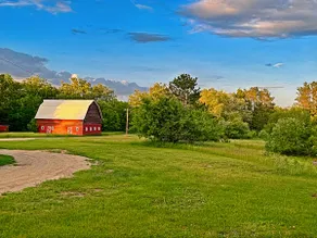 Red Barn Lodge with a Boat slip at Leach Lake - Image 5
