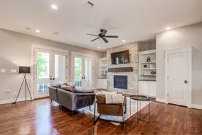 Southern Charm Meets Easy Convenience 5 mins to DT - Image 2