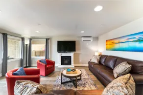 GV100 Lakefront Walk to Downtown Sleeps 8 - Image 2