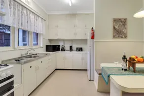 Art Deco Coastal Retreat near Beach and CBD, Mibnb - Image 4